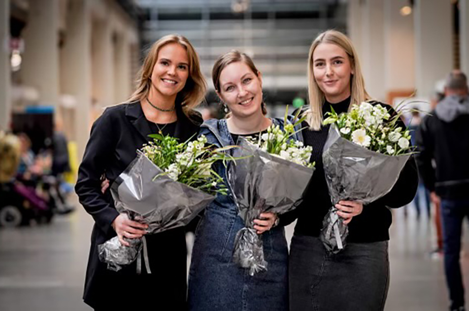 Ergoterapeutstuderende Linea Melin, Sofie Jørs Rasmussen og Julie Eg Andreasen fra UC Lillebælt modtog i dag Ergoterapeutforeningens Bachelorpris. Opgaven beskriver, hvordan samlevere til yngre personer med demens oplever deres hverdagsliv.