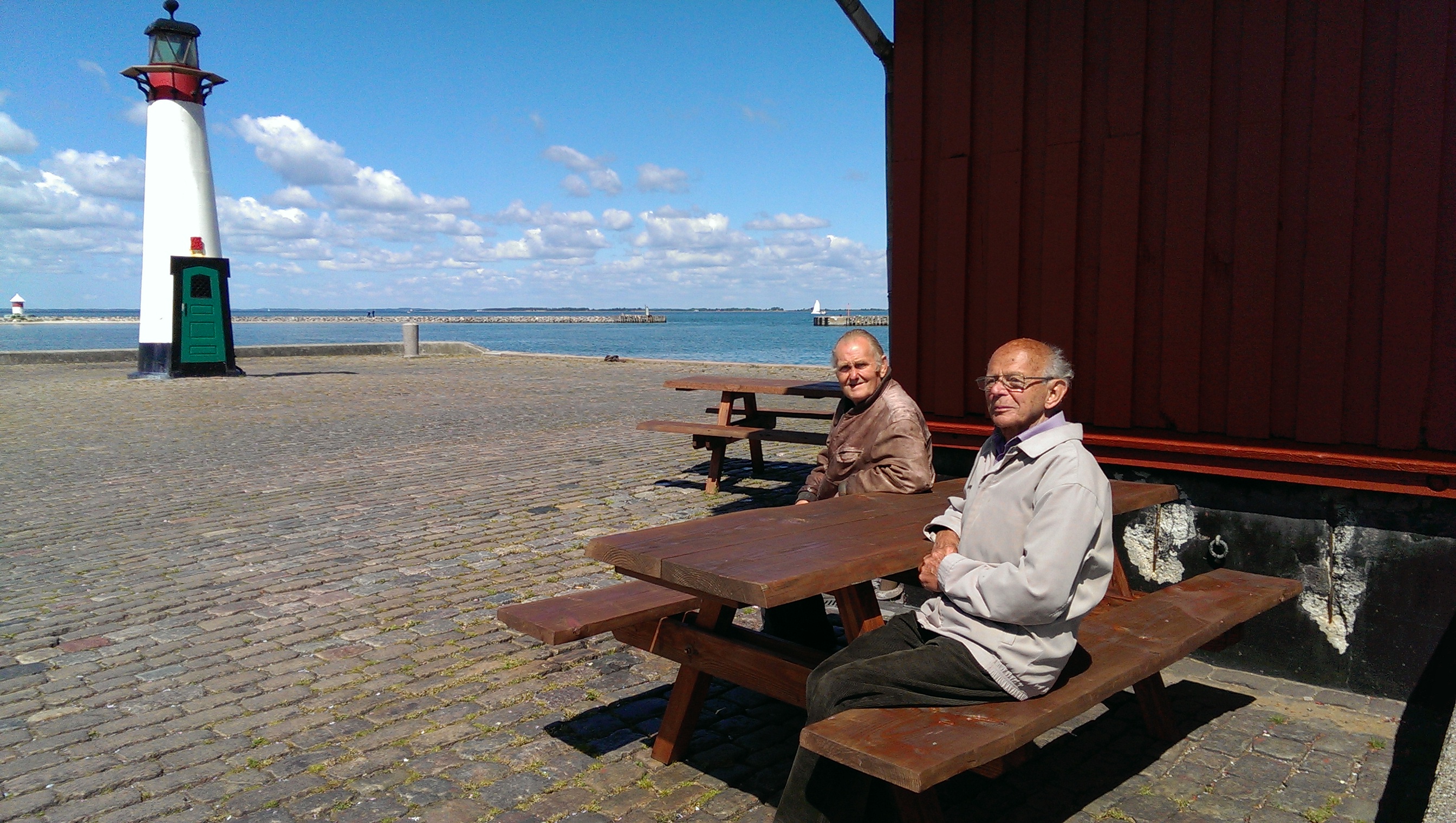 Nærmiljøet inddrages i høj grad i aktiviteterne i daghjemmene i Assens Kommune. To borgere er her på en lille tur til havnen i Assens. En gåtur på 4,5 kilometer.