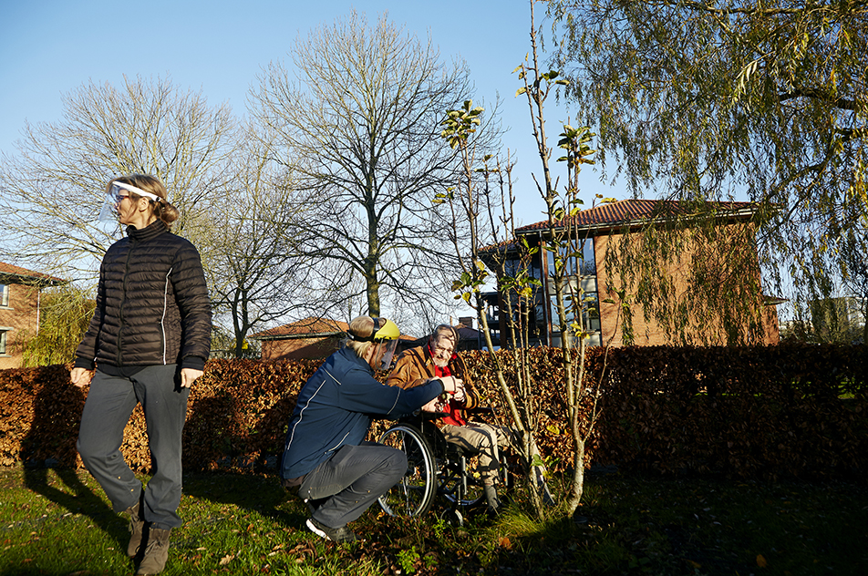 Den aktivitetsbaserede træning på haveholdet har til formål at bedre både den fysiske og kognitive funktionsevne hos deltagerne samt at stimulere deres sanser og ikke mindst give en mulighed for at komme ud og få frisk luft.