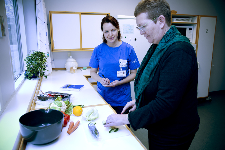 Stine Langballe bruger faktorerne i TRIV i sit arbejde med at hjælpe patienterne med at genvinde kontrollen over de hverdagsaktiviteter, der betyder mest for dem hver især. Her i øvekøkkenet.