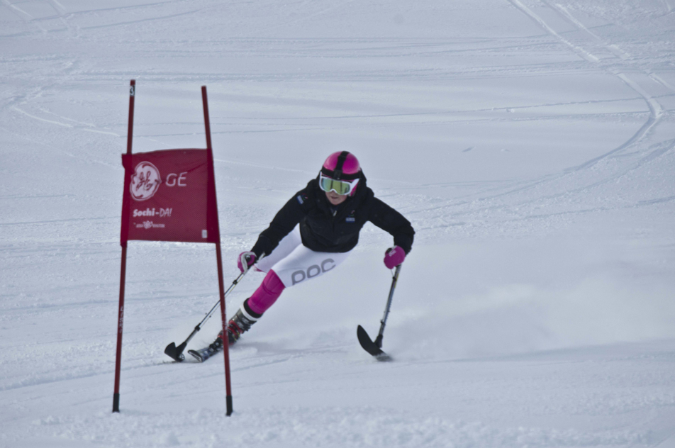 32-årige Line Damgaard, lårbensamputeret, kører på en ski. 